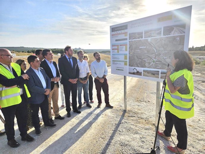 El ministro de Transportes y Movilidad Sostenible, Óscar Puente, ha supervisado la marcha de las obras de remodelación del semienlace de Baeza, entre la autovía estatal A-32 y la autonómica A-316.