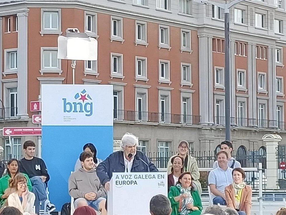 La portavoz nacional del BNG, Ana Pontón; la candidata a las europeas Ana Miranda y el dirigente nacionalista Xosé Manuel Beiras en un mitin de las elecciones del 9 de junio