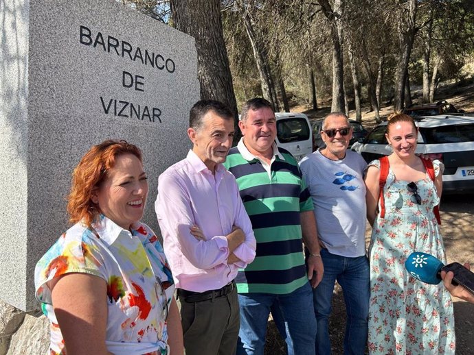 Antonio Maíllo, coordinador federal de Izquierda Unida, junto a otras autoridades que han visitado el Barranco de Víznar.