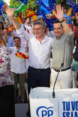 El presidente del PP, Alberto Núñez Feijóo (i), junto al presidente de la Junta de Andalucía, Juanma Moreno (d), durante un acto de campaña de su partido, en la plaza de San Gonzalo de Sevilla, a 05 de junio de 2024, en Sevilla, Andalucía (España). Feij