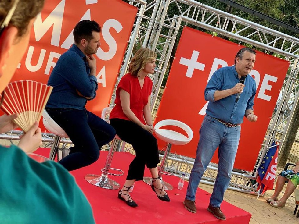 La ministra de Educación, Formación Profesional y Deportes, Pilar Alegría, y el resto de representantes del PSOE reunidos en Coria.