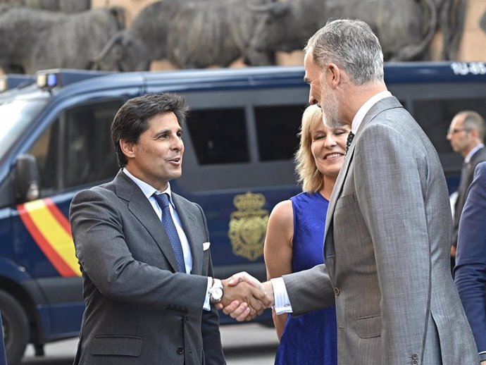 El Rey Felipe IV llega a la plaza de las Ventas para presidir la corrida de la prensa y saluda a Francisco Rivera, a 5 de junio de 2024, en Madrid (España).