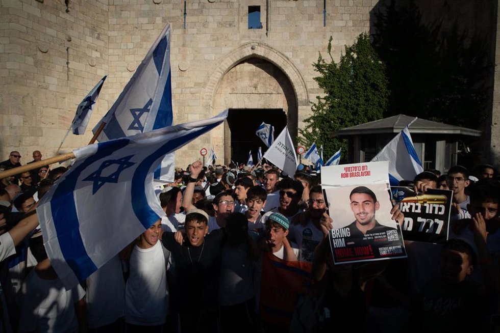 Concentración de extremistas israelíes frente a la Puerta de Damasco, uno de los accesos a la Ciudad Vieja de Jerusalén, durante la Marcha de la Bandera
