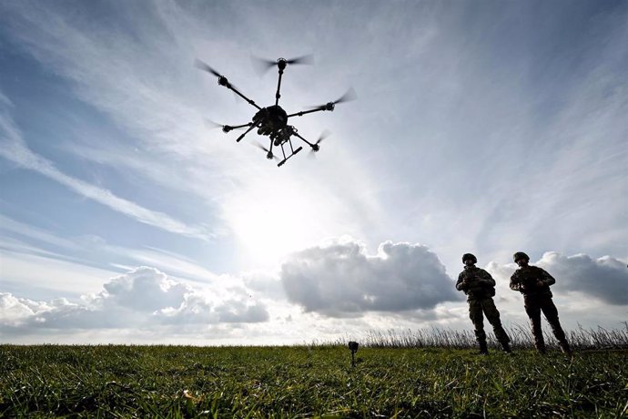 Archivo - Militares ucranianos operando un dron