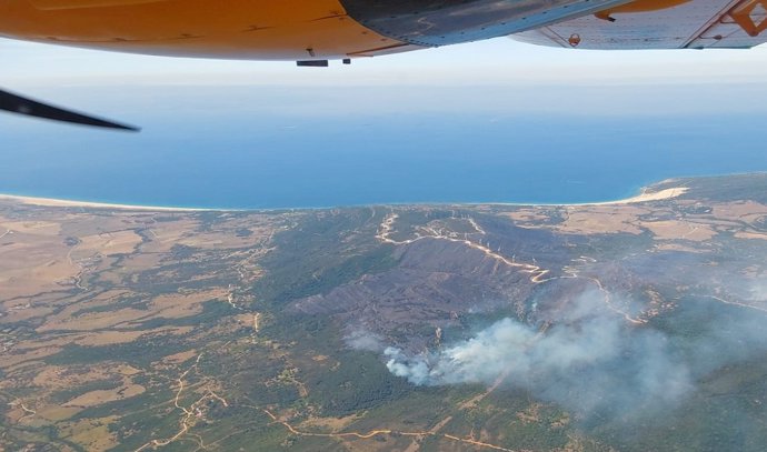 Vista aérea del incendio forestal en el paraje La Peña, en el término municipal de Tarifa (Cádiz).