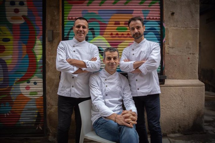 Archivo - Los chefs del restaurante Disfrutar Eduard Xatruch (d), Oriol Castro (i) y Mateu Casañas (centro);, durante la presentación del menú de Navidad de Vila Viniteca 2020, en Barcelona (España), a 7 de diciembre de 2020. 