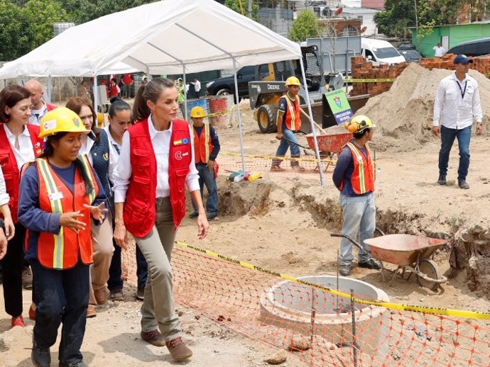 La Reina Letizia visita de lo más interesada la Escuela Taller Norte de Ciudad de Guatemala
