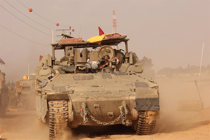 Militar de Israel en un carro de combate cerca de la frontera con la Franja de Gaza (archivo)