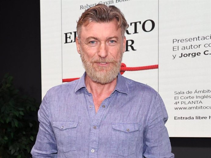 Robert Gavin durante presentación de su nueva novela, "El cuarto poder"