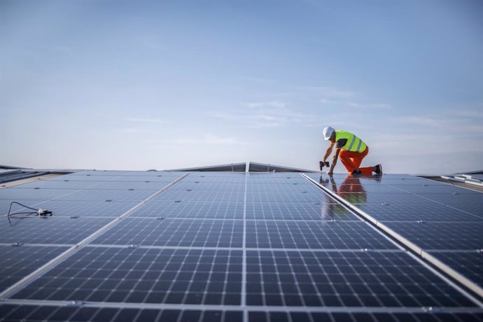 Un operario instala placas solares.