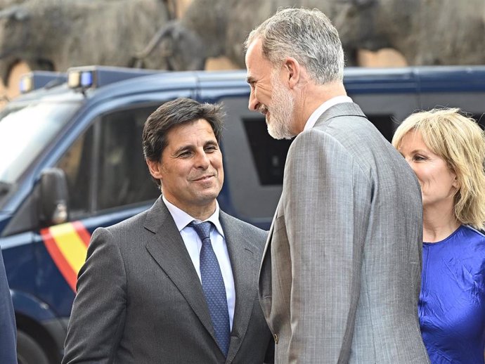 El Rey Felipe IV llega a la plaza de las Ventas para presidir la corrida de la prensa y saluda a Francisco Rivera