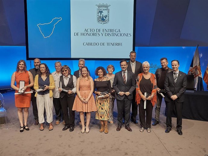 La presidenta del Cabildo de Tenerife, Rosa Dávila, junto a los condecorados con la medalla de oro de la isla y el título de Hijas Adoptivas