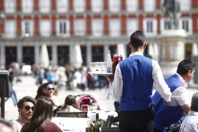 Archivo - Camareros sirven en una terraza