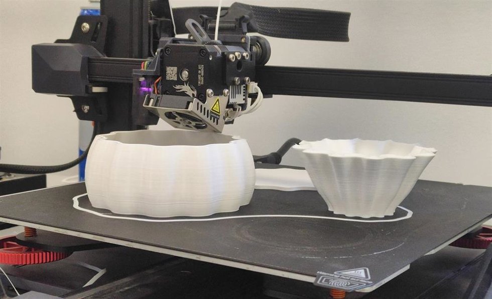 Una de las impresoras FDM "Fused Deposition Modeling" para la fabricación aditiva, de la granja de impresoras 3D de la Escuela Superior de Enseñanzas Técnicas de la CEU UCH.
