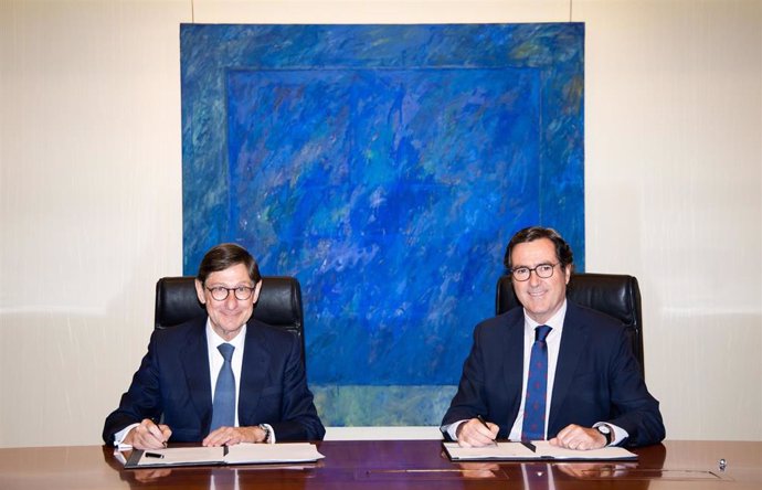 El presidente de CaixaBank, José Ignacio Goirigolzarri, y el presidente de la CEOE, Antonio Garamendi.