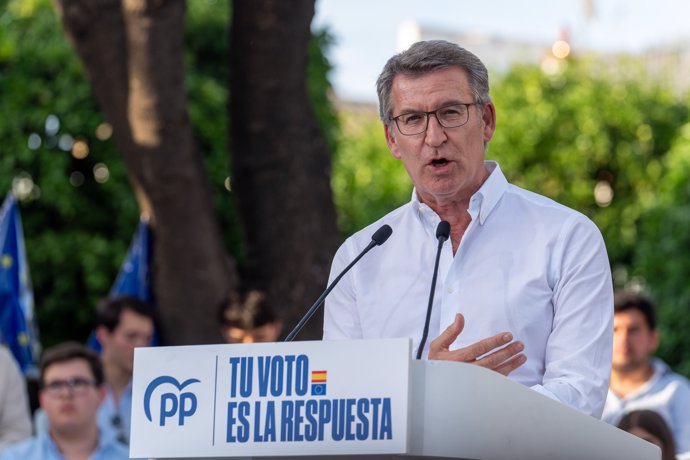 El presidente del PP, Alberto Núñez Feijóo, durante un acto de campaña de su partido, en la plaza de San Gonzalo de Sevilla, a 05 de junio de 2024, en Sevilla, Andalucía (España).