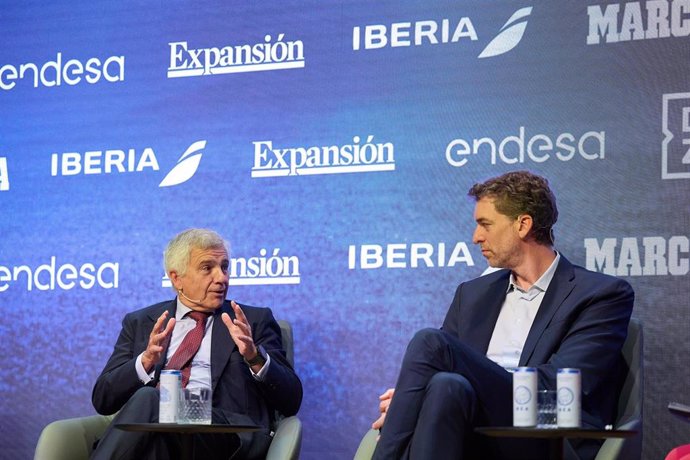 El vicepresidente del Comité Olímpico Internacional (COI), Juan Antonio Samaranch, y el exjugador de baloncesto Pau Gasol, durante la segunda edición de ‘Business Sport Forum’