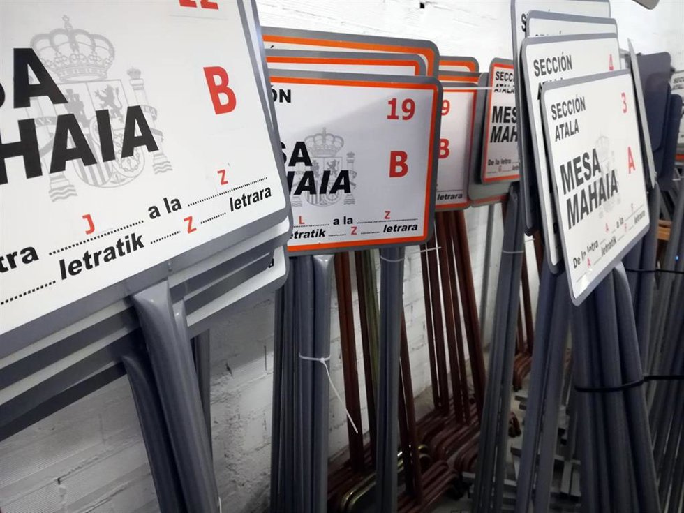 Archivo - Imagen de archivo de carteles para colegios electorales.