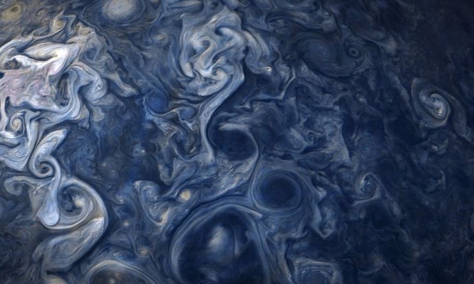 Sistema de nubes en el hemisferio norte de Júpiter fotografiado por la nave espacial Juno.