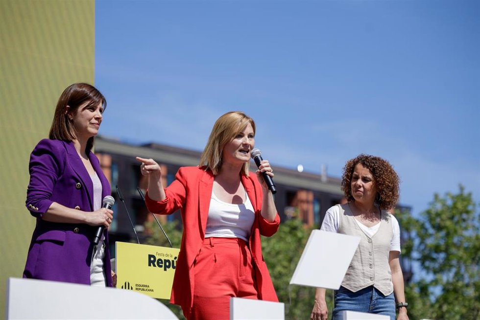 Archivo - (I-D) La cabeza lista de ERC para Lleida, Marta Vilalta; la candidata de ERC por Tarragona, Raquel Sans y la candidata de ERC por Girona, Laia Cañigueral, intervienen durante el acto de ERC Festa de la República, en el paseo Companys, a 13 d