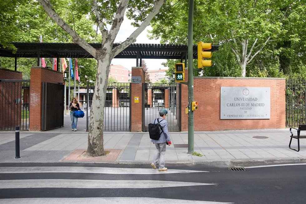 Varias personas en la Facultad de Ciencias Sociales y Jurídicas de la Universidad Carlos III 