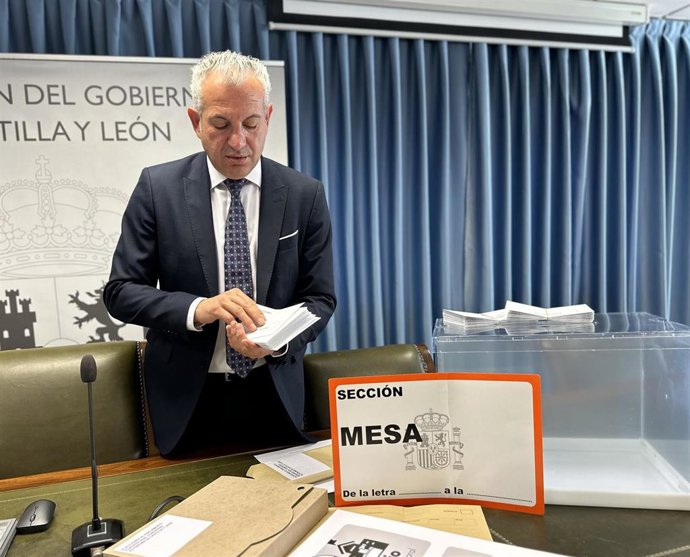El delegado del Gobierno en Castilla y León, Nicanor Sen, presenta el dispositivo electoral de las elecciones europeas.