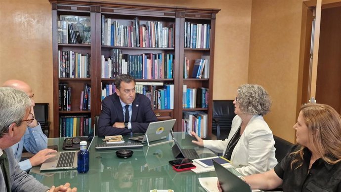 La consejera de Desarrollo Sostenible, Mercedes Gómez, en su reunión con el presidente de la Confederación Hidrográfica del Tajo.