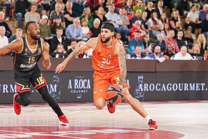 Archivo - Kassius Robertson, durante un partido con el Valencia Basket.