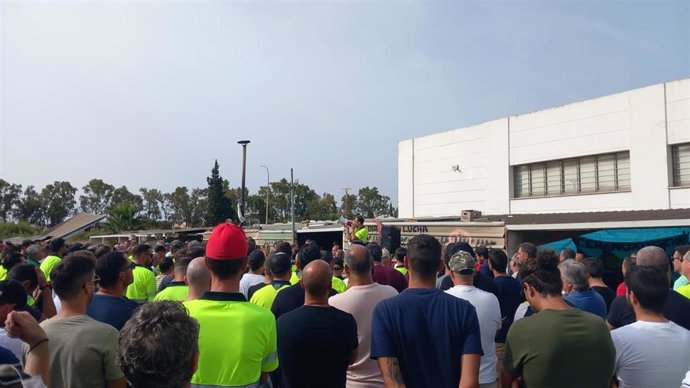 Los trabajadores de Acerinox en asamblea fuera de la factoría.