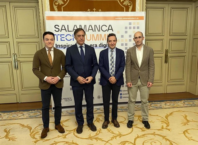 El alcalde de Salamanca, Carlos García Carbayo; el rector de la Universidad de Salamanca, Juan Manuel Corchado, y el profesor e investigador Fernando de la Prieta
