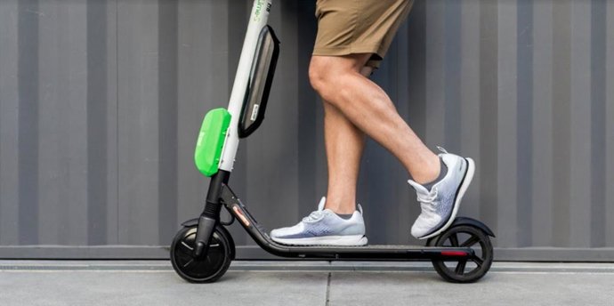 Archivo - Un chico circula sobre un patinente eléctrico, en una imagen de archivo.