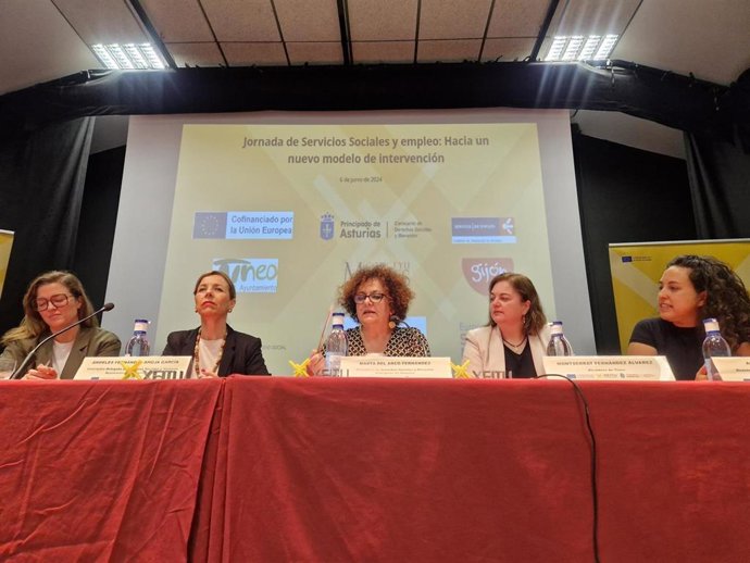 La consejera de Derechos Sociales y Bienestar del Principado de Asturias, Marta del Arco (en el centro), durante una jornada del programa Xeitu en Gijón.