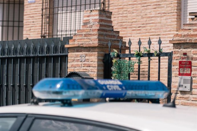 Un coche de la Guardia Civil en el lugar en el que han sido detenidas las dos personas relacionadas con el asesinato de Borja Villacís, a 5 de junio de 2024, en Yuncos, Toledo, Castilla-La Mancha (España). Dos personas han sido detenidas en Yuncos (Toledo