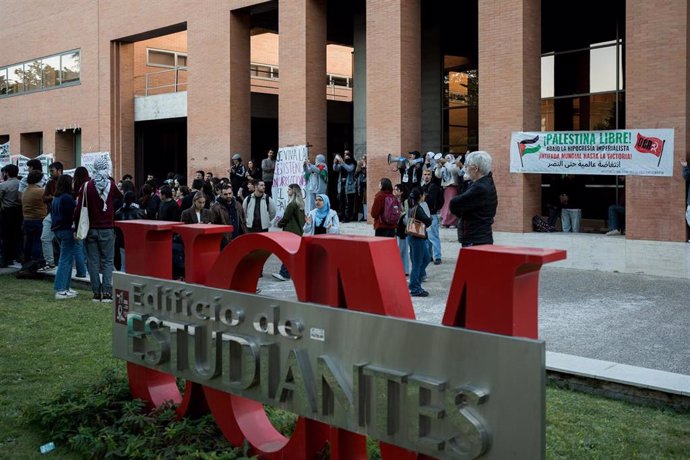 Varios manifestantes en el exterior del Vicerrectorado de alumnos de la Universidad Complutense, a 17 de mayo de 2024, en Madrid (España). 