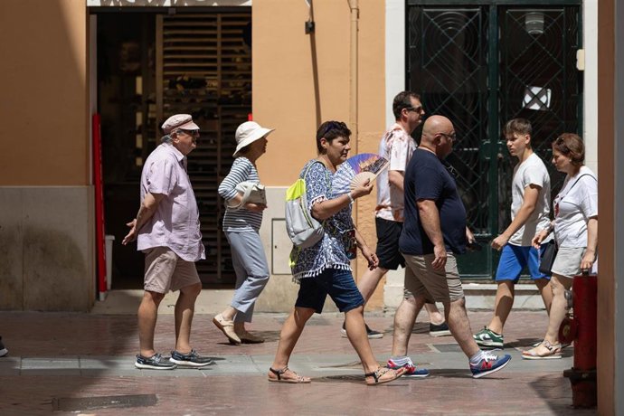 Archivo - Turistas paseando por las calles de Palma, a 11 de julio de 2023, en Palma de Mallorca, Mallorca, Baleares (España). 