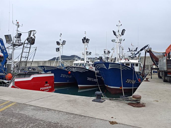 Archivo - Barcos pesqueros amarrados a puerto en Laredo