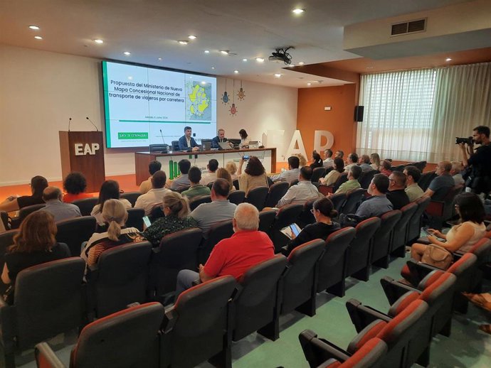 Reunión del consejero de Infraestructuras, Transporte y Vivienda de la Junta, Manuel Castizo, con alcaldes para abordar la propuesta de mapa concesional nacional de transporte por carretera