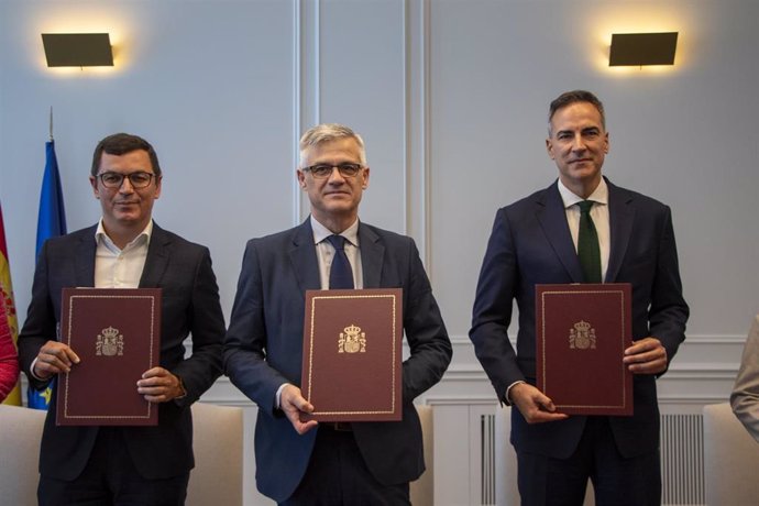 El consejero de Obras Públicas del Gobierno de Canarias, Pablo Rodríguez, el secretario de Estado de Vivienda, David Lucas y el secretario general de Agenda Urbana, Vivienda y Arquitectura, Iñaqui Carnicero, en la firma de convenios de rehabilitación