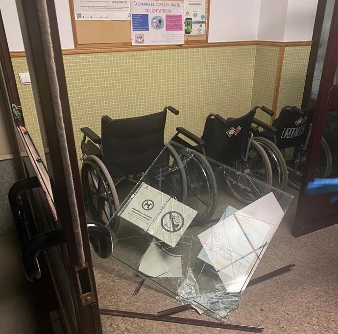 Estado en que quedó el cristal de la entrada al Servicio de Urgencias del Centro de Salud de Fernán Núñez.