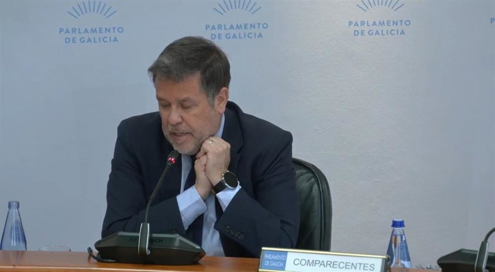 El gerente del Consorcio Galego de Servizos de Igualdade e Benestar, Perfecto Rodríguez, en la Comisión 5, de Sanidade, Política Social e Emprego del Parlamento de Galicia.