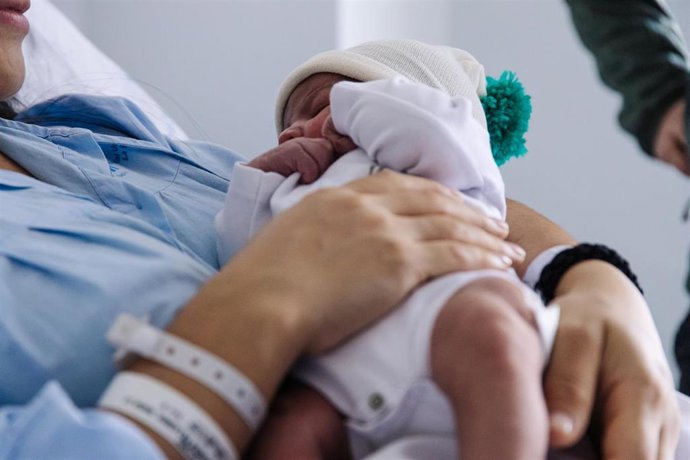 Archivo - Un bebé recién nacido en brazos de su madre