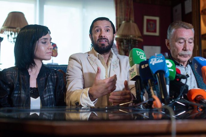 (I-D) La mujer de Rafael Amargo, Luciana Bongianino; el bailaor Rafael Amargo y su abogado Marcos García Montes.