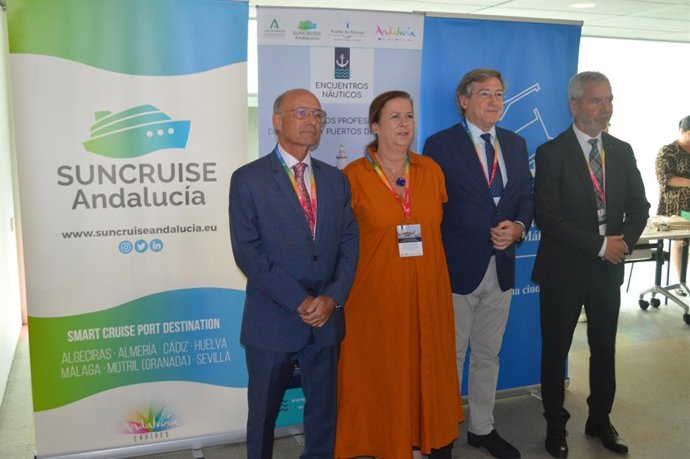La secretaria general para el Turismo en el I Encuentro Profesional de Náutica y Puertos Deportivos, junto con presidente de Suncruise Andalucía y de la Autoridad Portuaria de Sevilla y el presidente de la Autoridad Portuaria de Málaga