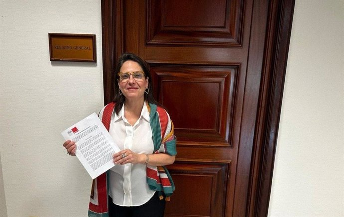 Esther Gil de Reboleño muestra la pregunta registrada en el Congreso de los Diputados.