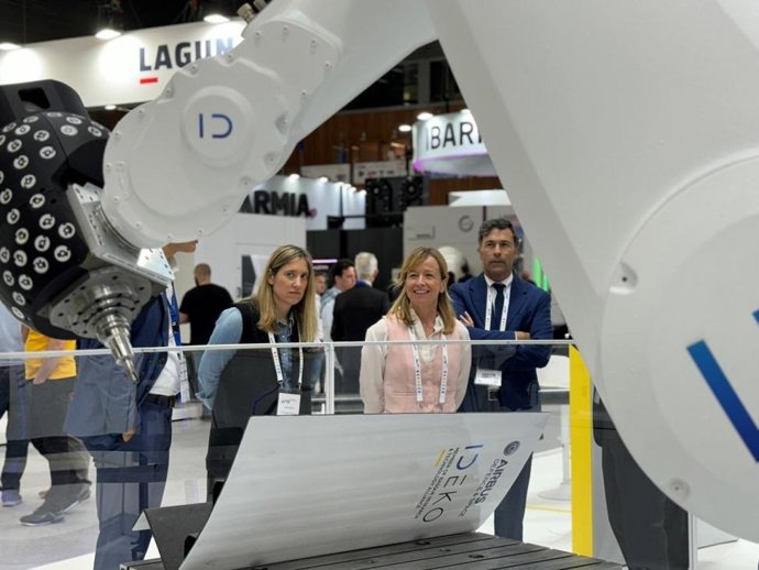 La diputada general de Gipuzkoa, Eider Mendoza, en la bienal de Máquina-Herramienta