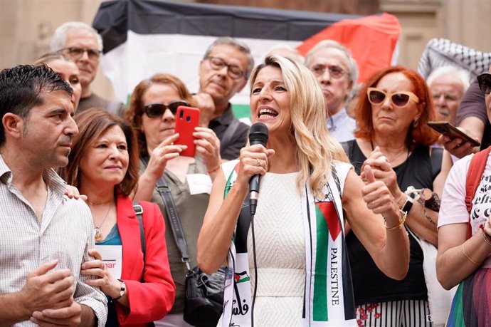 La líder de Sumar, Yolanda Díaz, durante un paseo electoral por el 9J en la Plaza de las Pasiegas, a 6 de junio de 2024 en Granada (Andalucía, España). La líder de Sumar, Yolanda Díaz, ha participado en un paseo electoral por el 9J junto al eurodiputado d