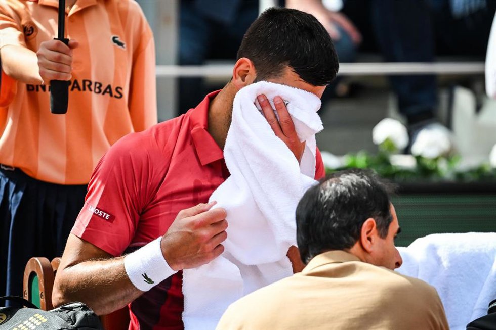 Novak Djokovic atendido durante Roland Garros