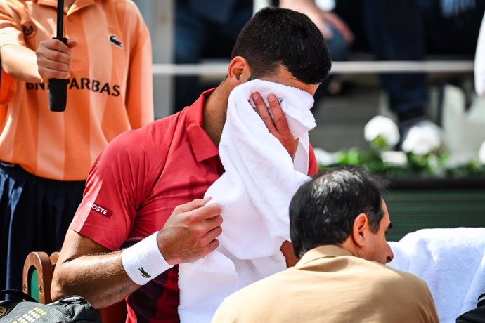 03 June 2024, France, Paris: Serbian tennis player Novak Djokovic receives medical treatment during the Men's singles fourth round match of the French Open tennis tournament at the Roland Garros stadium. Photo: Matthieu Mirville/ZUMA Press Wire/dpa