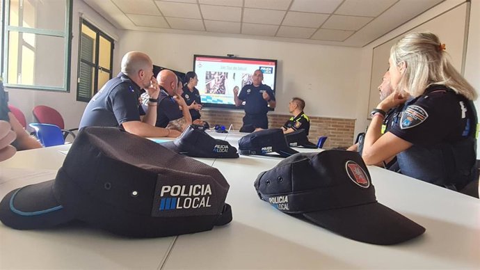 Agentes menorquines de Policía Tutor forman a efectivos de Mallorca.