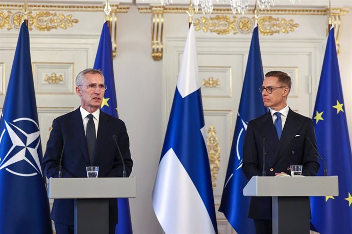 El secretario general de la OTAN, Jens Stoltenberg, y el presidente de Finlandia, Alexander Stubb